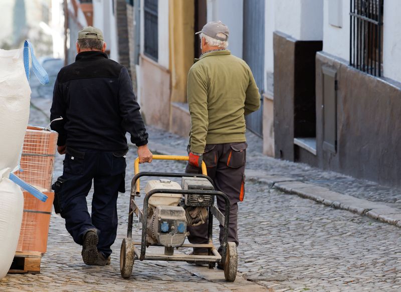 &copy; Reuters. Workers pull a generator at a construction site in Ronda, southern Spain, January 3, 2023. REUTERS/Jon Nazca