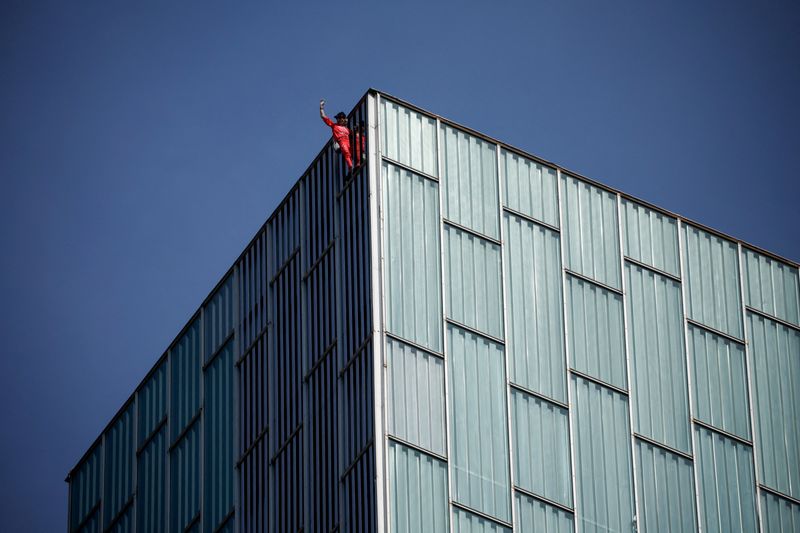 &copy; Reuters. French "Spiderman" Alain Robert climbs a building to raise awareness about drought and climate change, in Barcelona, Spain, May 5, 2023. REUTERS/Albert Gea