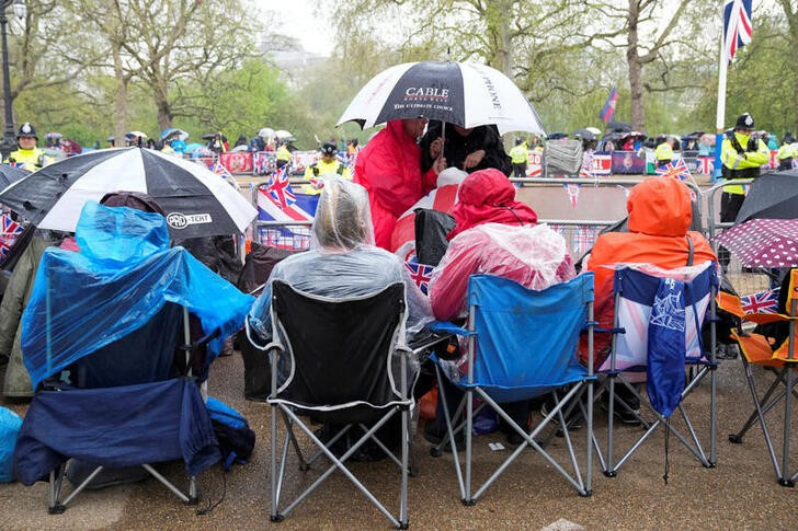 &copy; Reuters. Fãs da família real aguardam em frente ao Palácio de Buckingham antes da coração do rei Charles, em Londres
05/05/2023
REUTERS/Maja Smiejkowska