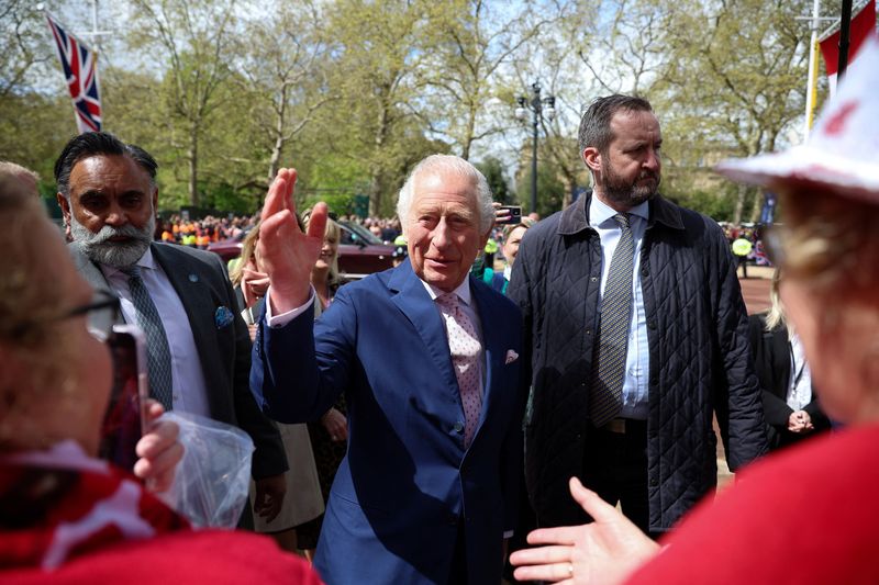 © Reuters. Britain's King Charles meets well-wishers during a walkabout on the Mall outside Buckingham Palace ahead of his and Camilla, Queen Consort's coronation, in London, Britain, May 5, 2023. REUTERS/Phil Noble
