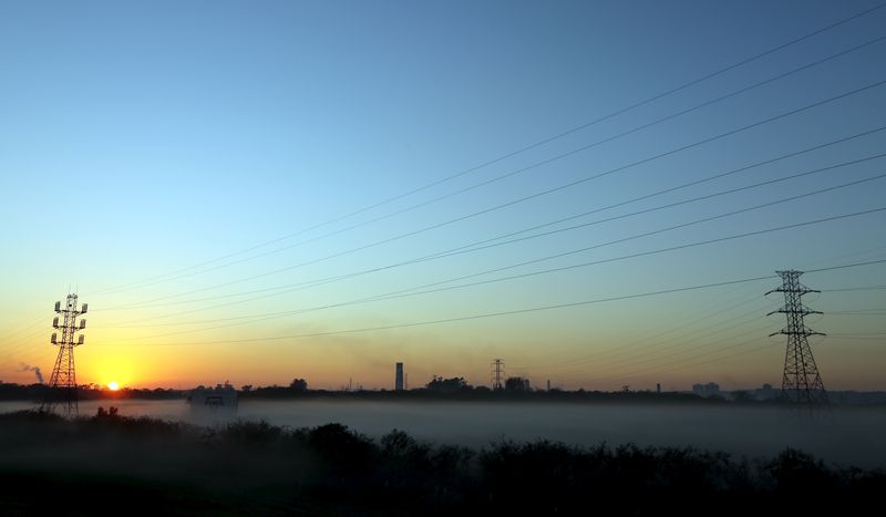 © Reuters. Torres de transmissão de energia em Caçapava (SP)
14/08/2015
REUTERS/Paulo Whitaker