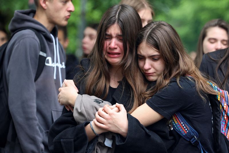 &copy; Reuters. Meninas choram após ataque a escola em Belgrado
04/05/2023
REUTERS/Zorana Jevtic