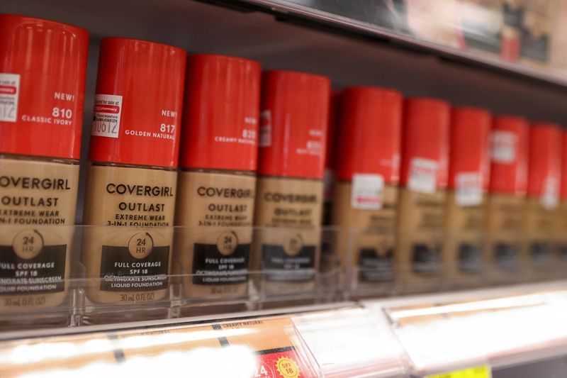 &copy; Reuters. Le maquillage Covergirl, propriété de Coty Inc., dans un magasin à Manhattan, New York. /Photo prise le 7 février 2022/REUTERS/Andrew Kelly