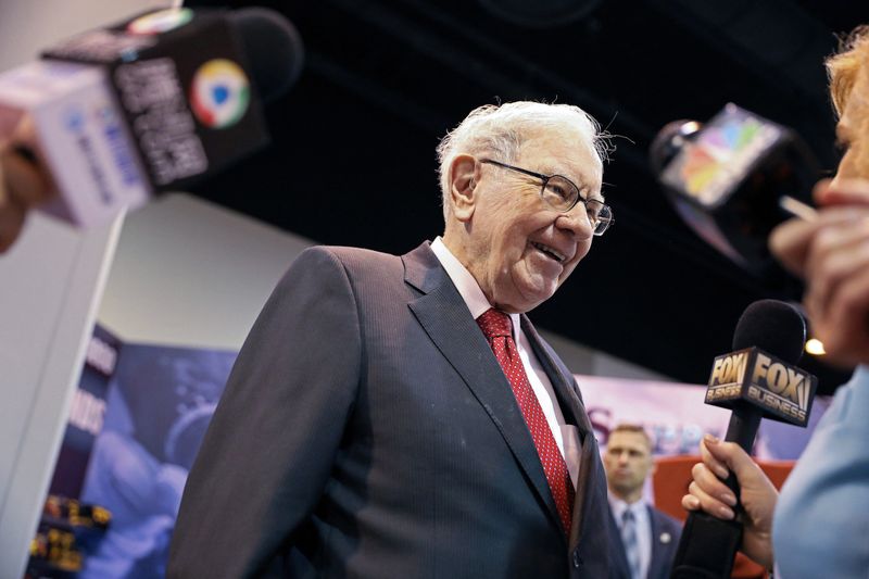 &copy; Reuters. FILE PHOTO: Berkshire Hathaway Chairman Warren Buffett walks through the exhibit hall as shareholders gather to hear from the billionaire investor at Berkshire Hathaway Inc's annual shareholder meeting in Omaha, Nebraska, U.S., May 4, 2019. REUTERS/Scott 