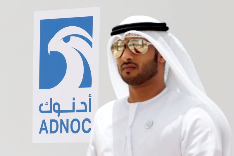 &copy; Reuters. Homem é visto perto de logo da Adnoc, em Ruais, Emirados Árabes Unidos
14/05/2018
REUTERS/Christopher Pike