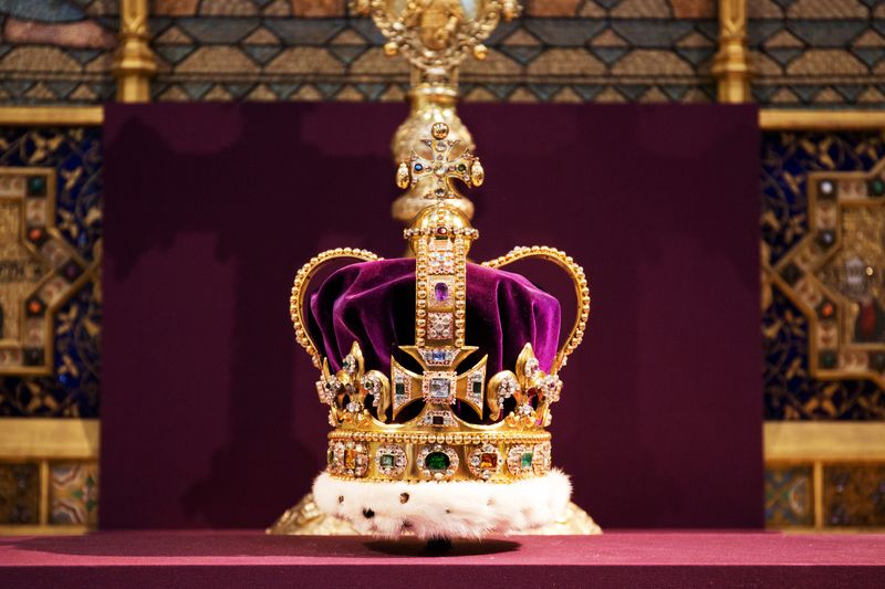&copy; Reuters. FILE PHOTO-St Edward's Crown, which hasn't been outside the Tower of London for 60 years, is displayed during a service celebrating the 60th anniversary of Queen Elizabeth's coronation at Westminster Abbey in London June 4, 2013. REUTERS/Jack Hill/Pool