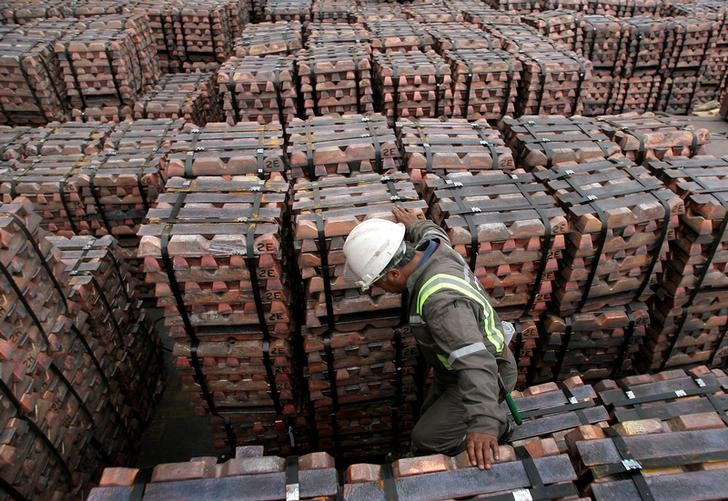 &copy; Reuters. FOTO DE ARCHIVO: Un trabajador portuario comprueba un cargamento de cobre que se exportará a Asia en el puerto de Valparaíso