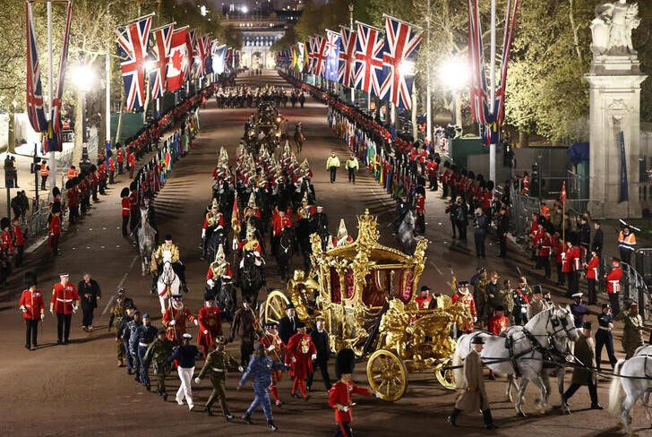 &copy; Reuters. Foto de archivo de la carroza dorada junto a miembros del Ejército en un ensayo para la ceremonia de coronación del rey Carlos en Londres 
May 3, 2023. REUTERS/Henry Nicholls