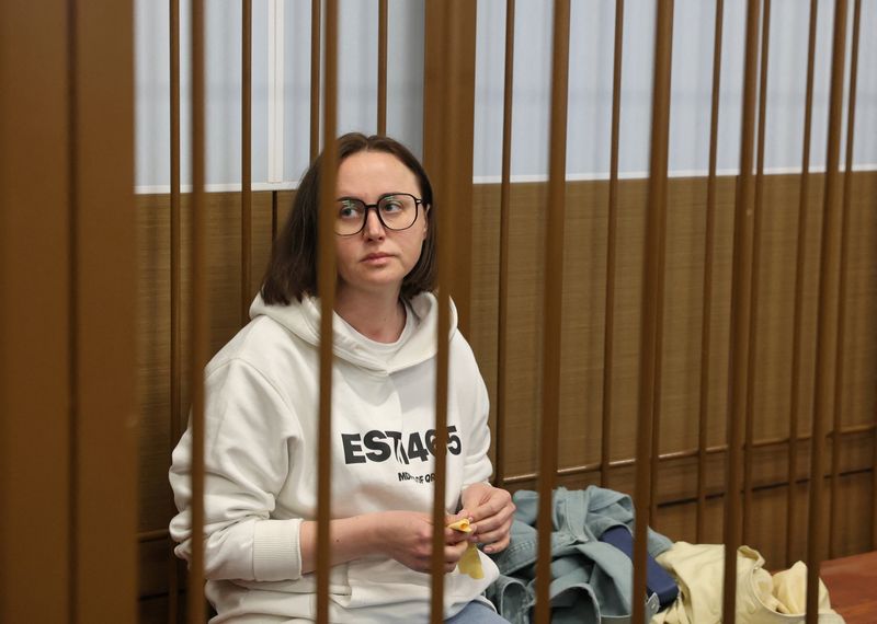 © Reuters. Russian playwright Svetlana Petriychuk, detained on suspicion of justifying terrorism, attends a court hearing in Moscow, Russia May 5, 2023. REUTERS/Stringer