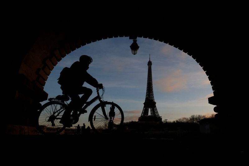 &copy; Reuters. Ciclista passa pela Torre Eiffel em Paris
19/01/2023
REUTERS/Gonzalo Fuentes