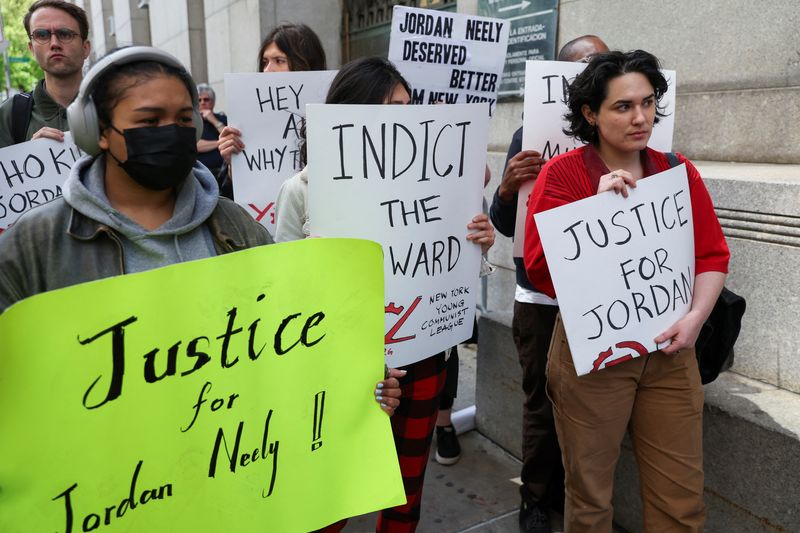 © Reuters. People hold signs as they protest the death of Jordan Neely, a man whose death has been ruled a homicide by the city's medical examiner after being placed in a chokehold by a fellow passenger on a New York City subway train earlier this week, outside the Manhattan District Attorney's office in New York City, U.S., May 5, 2023. REUTERS/Shannon Stapleton