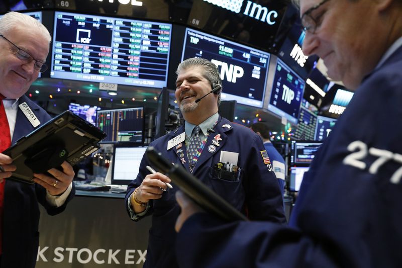 &copy; Reuters. Des traders travaillent à la Bourse de Wall Street. /Photo prise le 13 décembre 2016/REUTERS/Lucas Jackson