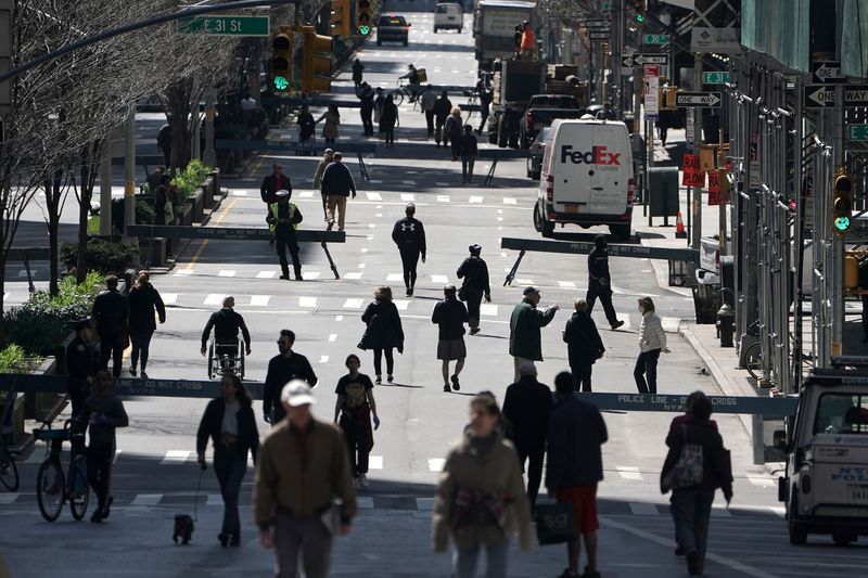 &copy; Reuters. FILE PHOTO: People walk on Park Avenue, that was closed to vehicular traffic, during the outbreak of coronavirus disease (COVID-19), in the Manhattan borough of New York City, New York, U.S., March 27, 2020. REUTERS/Carlo Allegri/File Photo