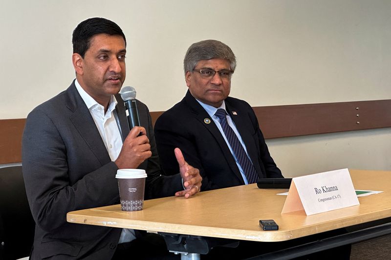 © Reuters. Silicon Valley's U.S. Democratic Representative Ro Khanna and the director of the National Science Foundation (NSF) Sethuraman Panchanathan speak against delays to funding for U.S. research in the face of surging technology investment by rivals such as China, to venture capitalists, academic leaders and tech company executives, in Santa Clara, California, U.S., May 5, 2023. REUTERS/Jane Lanhee Lee