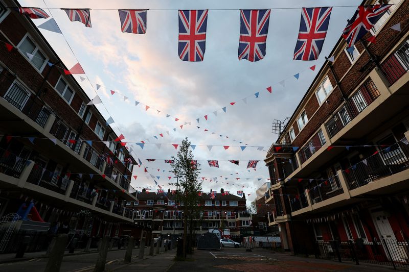 &copy; Reuters. Flags adorn the Kirby Estate in Bermondsey, South London, in preparation for the Britain's King Charles and Camilla, Queen Consort's coronation, in London, Britain May 5, 2023. REUTERS/Emilie Madi