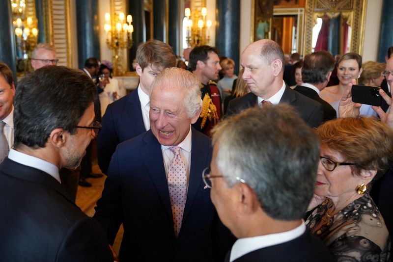 &copy; Reuters. تشارلز الثالث ملك بريطانيا  يتحدث إلى الضيوف خلال حفل استقبال للضيوف الأجانب الذين يحضرون تتويجه في قصر بكنجهام بلندن يوم الجمعة. صورة لروي