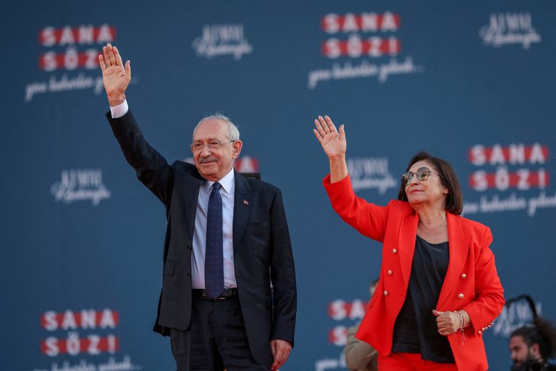 &copy; Reuters. FILE PHOTO: Kemal?Kilicdaroglu, presidential candidate of Turkey's main opposition alliance, is flanked by his wife Selvi Kilicdaroglu as he greets his supporters during a rally ahead of the May 14 presidential and parliamentary elections, in Izmir, Turke