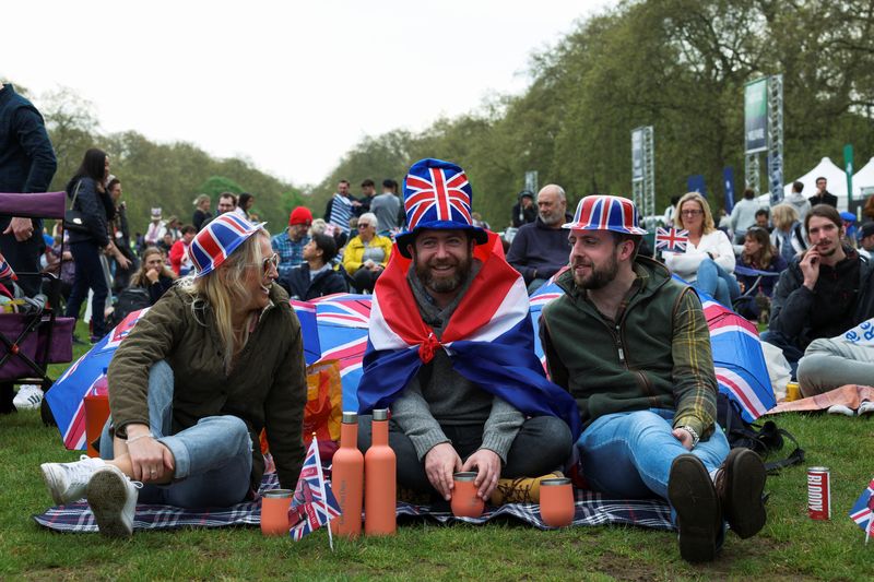 &copy; Reuters. Sophie Smith, Oliver Smith and Scott Vallely from Winchester sit at Hyde Park on the day of Britain's King Charles' coronation ceremony, in London, Britain May 6, 2023. REUTERS/Emilie Madi