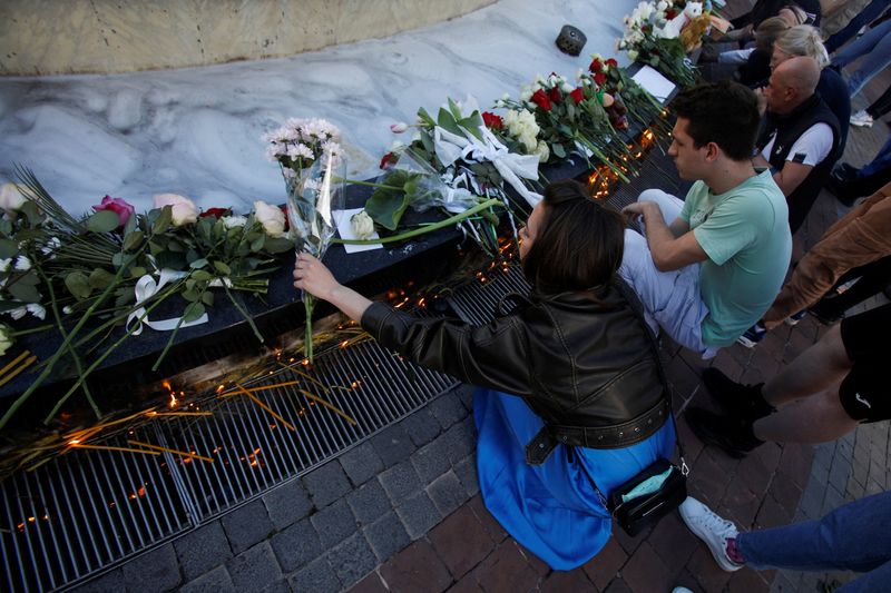 &copy; Reuters. People light up candles to pay tribute for victims of Belgrade school mass shooting in Podgorica, Montenegro, May 5, 2023. REUTERS/Stevo Vasiljevic