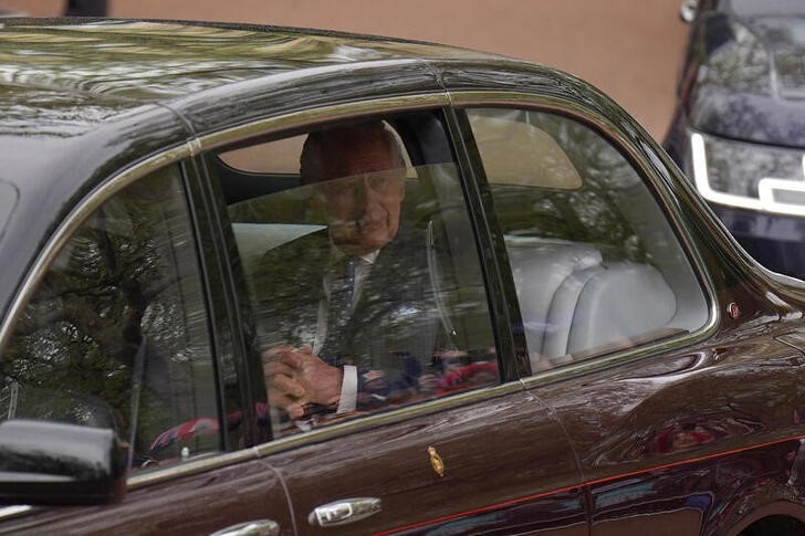 © Reuters. King Charles III leaves Clarence House ahead of his coronation ceremony. Picture date: Saturday May 6, 2023. James Manning/Pool via REUTERS