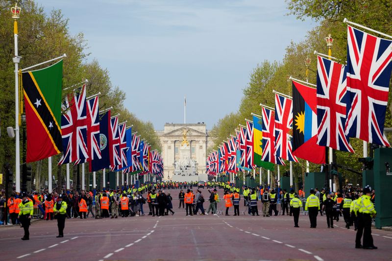 &copy; Reuters. Les préparations avant le couronnement du roi Charles III de Grande-Bretagne à Londres. /Photo prise le 6 mai 2023/REUTERS/Jon Super