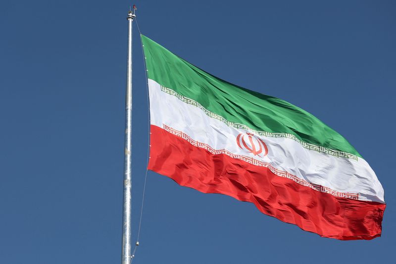 &copy; Reuters. Le drapeau iranien flotte au-dessus d'une rue de Téhéran. /Photo prise le 3 février 2023/REUTERS/Majid Asgaripour/WANA
