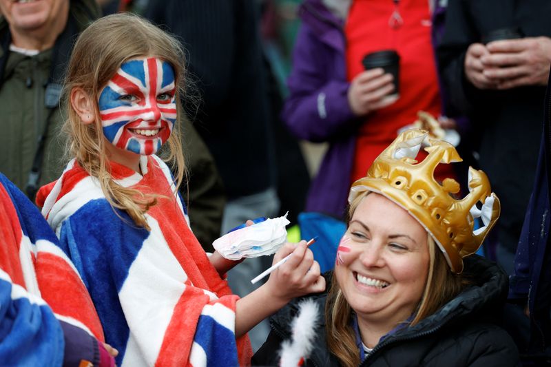 &copy; Reuters. بعض العامة ينتظرون لمشاهدة موكب الملك البريطاني تشارلز من قصر بكنجهام إلى وستمنستر لتتويجه في شارع ذا مول في لندن ببريطانيا يوم السبت. تصوي