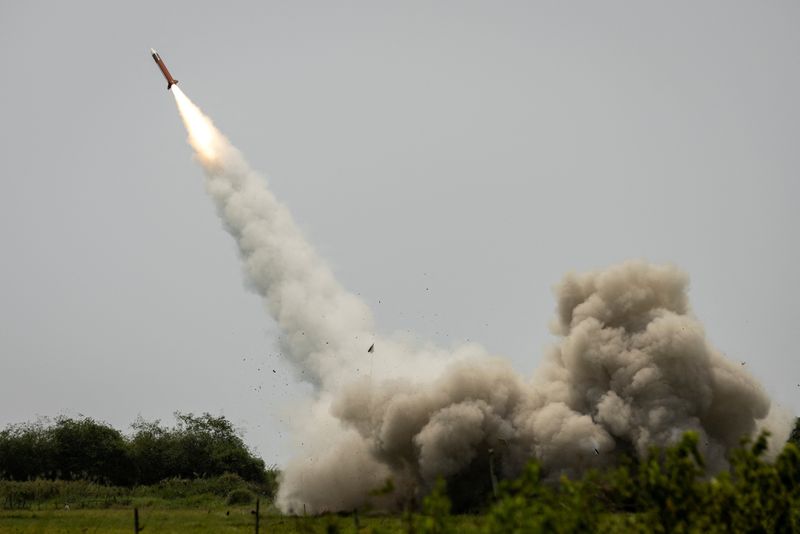 &copy; Reuters. Un système de missiles aériens Patriot est tiré lors d'un exercice sur une base navale de San Antonio, aux Philippines. /Photo prise le 25 avril 2023/REUTERS/Eloisa Lopez