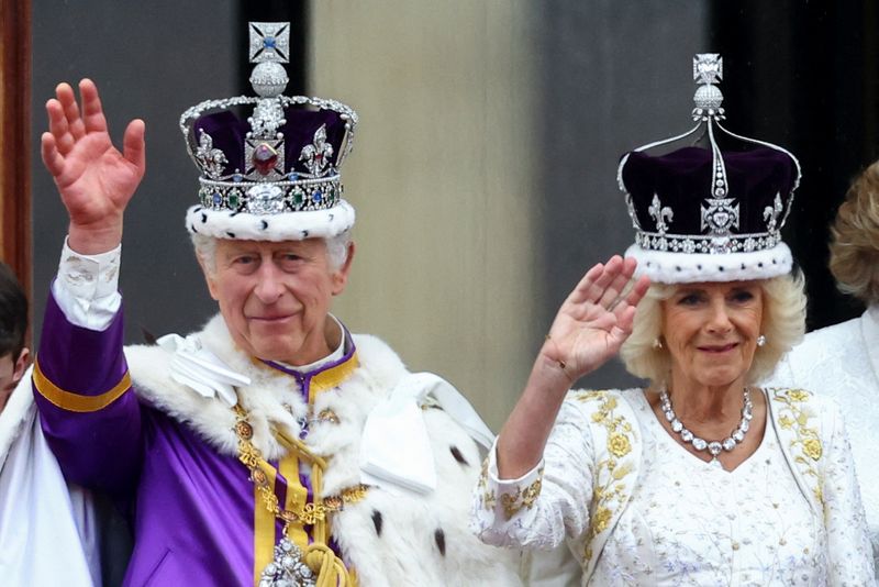 © Reuters. Rei Charles e da Rainha Camilla na varanda do Palácio de Buckingham após cerimônia de coroação. REUTERS/Hannah McKay