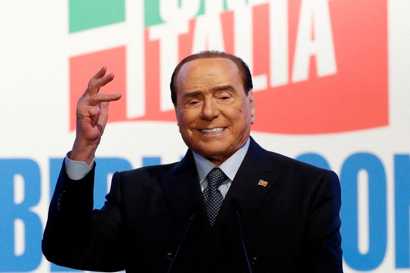 &copy; Reuters. L'ancien Premier ministre italien et chef du parti Forza Italia Silvio Berlusconi assiste à un rassemblement à Rome. /Photo prise le 9 avril 2022/REUTERS/Remo Casilli