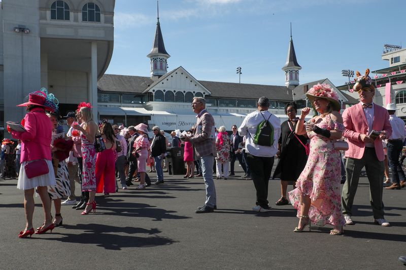 &copy; Reuters. Spectators watch the race on a screen before they arrive at their seats, a day ahead of the 149th Kentucky Derby, at Churchill Downs Louisville, Kentucky, U.S., May 5, 2023.  REUTERS/Amira Karaoud