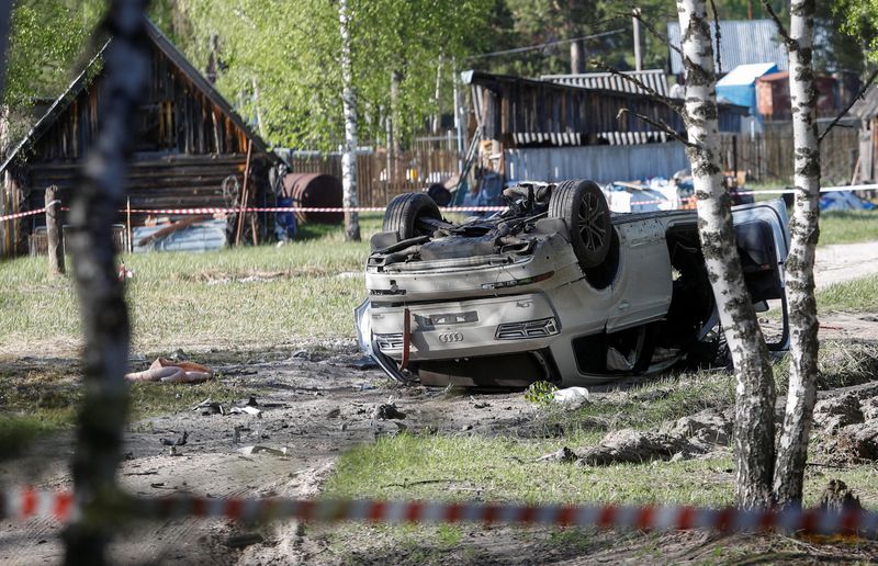 © Reuters. A view shows a damaged white Audi Q7 car lying overturned on a track next to a wood, after Russian nationalist writer Zakhar Prilepin was allegedly wounded in a bomb attack in a village in the Nizhny Novgorod region, Russia, May 6, 2023. REUTERS/Anastasia Makarycheva