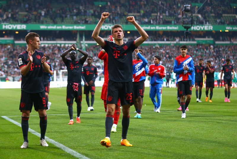 &copy; Reuters. لاعبون من بايرن ميونيخ يحتفلون بفوزهم على فيردر بريمن في دوري الدرجة الأولى الألماني لكرة القدم يوم السبت. تصوير: ثيلو شموجلين - رويترز.