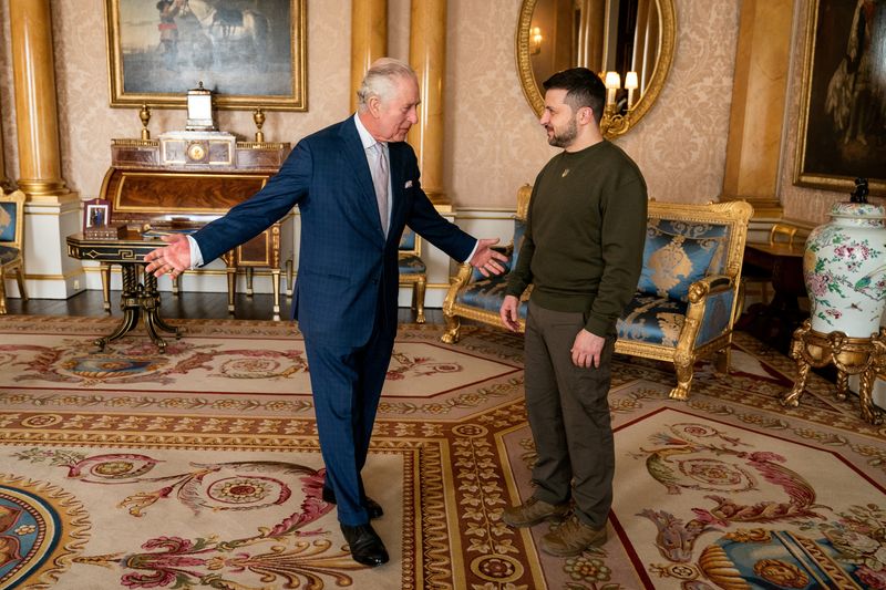 &copy; Reuters. تشارلز الثالث ملك بريطانيا يرحب بالرئيس الأوكراني فولوديمير زيلينسكي داخل قصر بكنجهام خلال زيارته الأولى لبريطانيا في الثامن من فبراير شب