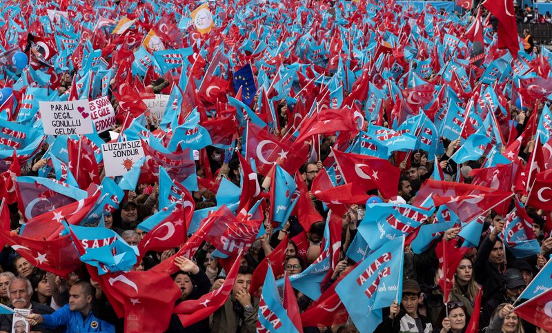 © Reuters. Supporters of Kemal Kilicdaroglu, presidential candidate of Turkey's main opposition alliance, attend a rally ahead of the May 14 presidential and parliamentary elections, in Istanbul, Turkey, May 6, 2023. REUTERS/Umit Bektas