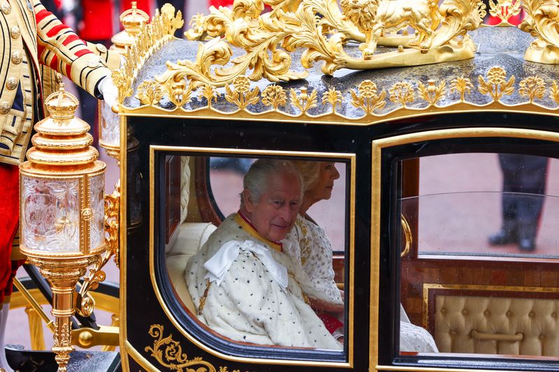 © Reuters. Britain's King Charles and Queen Camilla travel the Diamond Jubilee State Coach towards Westminster Abbey to their coronation ceremony, in London, Britain May 6, 2023. REUTERS/Paul Childs