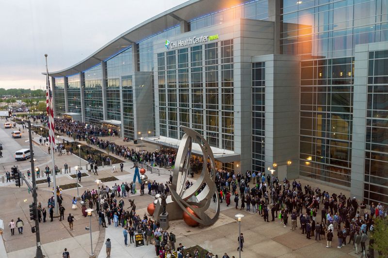 © Reuters. Investors and guests arrive for the Berkshire Hathaway annual shareholders' meeting in Omaha, Nebraska, U.S. May 6, 2023. REUTERS/Rachel Mummey