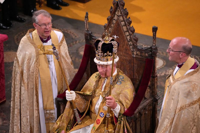 &copy; Reuters. 　チャールズ英国王（７４）の戴冠式が６日、ロンドンのウェストミンスター寺院で開かれた。国内外からの多くの参列者が見守る中、国王は国民への奉仕を宣誓した。代表撮影（２０２３