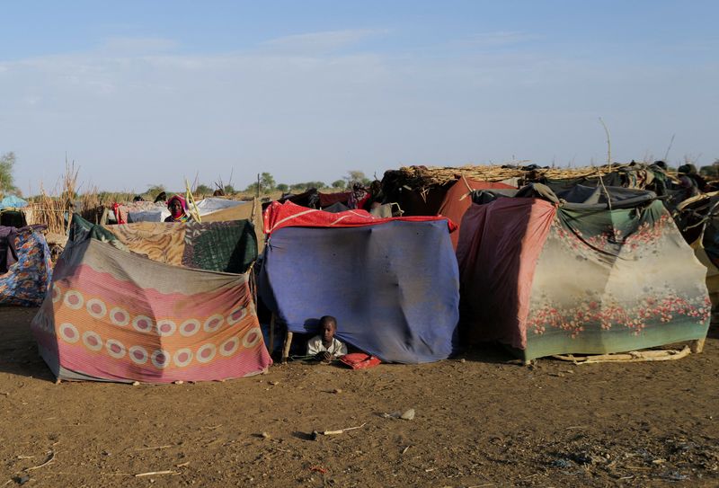 &copy; Reuters. طفل لاجئ سوداني فر من العنف في بلاده ينظر خارج مأواه المؤقت بالقرب من الحدود بين السودان و تشاد في السودان يوم السبت. تصوير: زهرة بن سمرة - روي