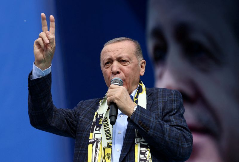 &copy; Reuters. الرئيس التركي رجب طيب أردوغان يلقي خطابا أمام مؤيديه خلال تجمع حاشد قبل الانتخابات الرئاسية والبرلمانية في أنقرة بتركيا يوم 30 أبريل نيسان 20