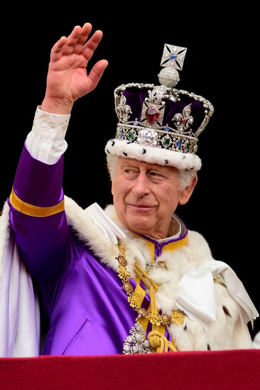 &copy; Reuters. الملك تشارلز الثالث يلوح من شرفة قصر بكنجهام بعد حفل التتويج في لندن يوم السبت. صورة لرويترز من ممثل لوكالات الأنباء. 