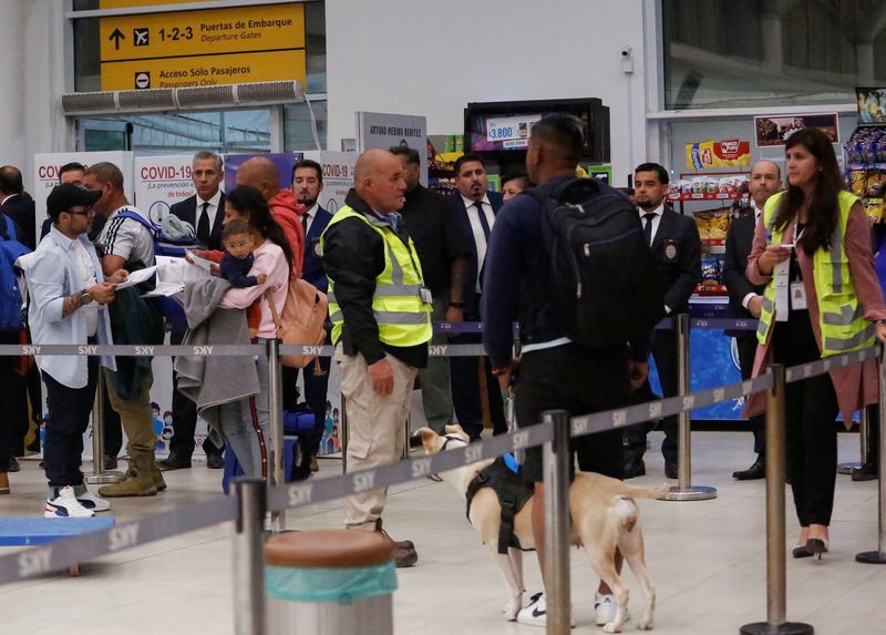 &copy; Reuters. Undocumented migrants from Venezuela who were in limbo at Chile-Peru border, stand at the airport while they board a special homecoming flight to Venezuela from Arica airport, Chile May 7, 2023. REUTERS/Alexander Infante 