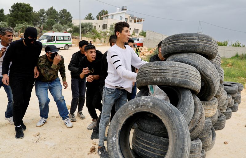 &copy; Reuters. متظاهرون فلسطينيون خلال مظاهرة ضد المستوطنات الإسرائيلية بالقرب من نابلس في الضفة الغربية بتاريخ العاشر من أبريل نيسان 2023. تصوير: رنين صواف