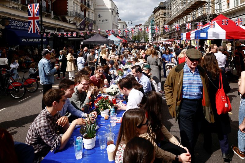 &copy; Reuters. Pessoas participam de evento para celebrar a coroação do rei Charles na Gloucester Street, em Londres, em 7 de maio de 2023 REUTERS/Yara Nardi
