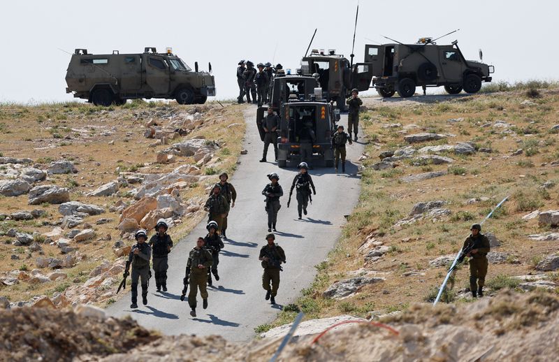 &copy; Reuters. Israeli troops take position during clashes between Palestinians and Israeli troops after Israeli machinery demolish a school near Bethlehem in the Israeli-occupied West Bank May 7, 2023. REUTERS/Mussa Qawasma