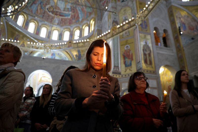 &copy; Reuters. FILE PHOTO: People light up candles in the temple of St. Sava following a school mass shooting, after a boy opened fire on others, killing fellow students and staff, in Belgrade, Serbia May 4, 2023. REUTERS/Zorana Jevtic/