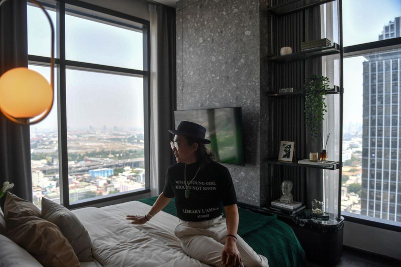 © Reuters. Daniel Bian, a Chinese potential property buyer from Shanghai, visits a luxury condominium in Bangkok, Thailand, April 20, 2023. REUTERS/Chalinee Thirasupa
