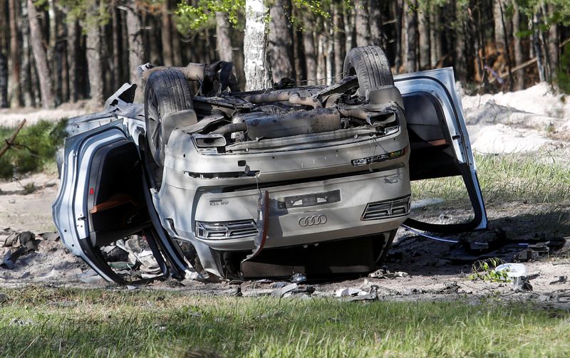 &copy; Reuters. مشهد عام يظهر سيارة من طراز أودي كيو7 مقلوبة بالقرب من غابة بعد إصابة الكاتب الروسي القومي البارز زاخار بريليبين في هجوم بسيارة ملغومة في قر