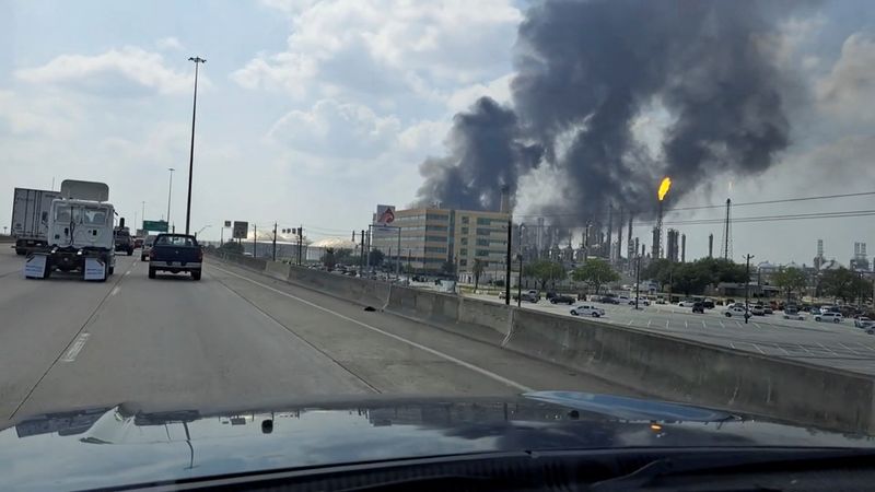 Tercer día de incendio en una planta química de Shell en Texas