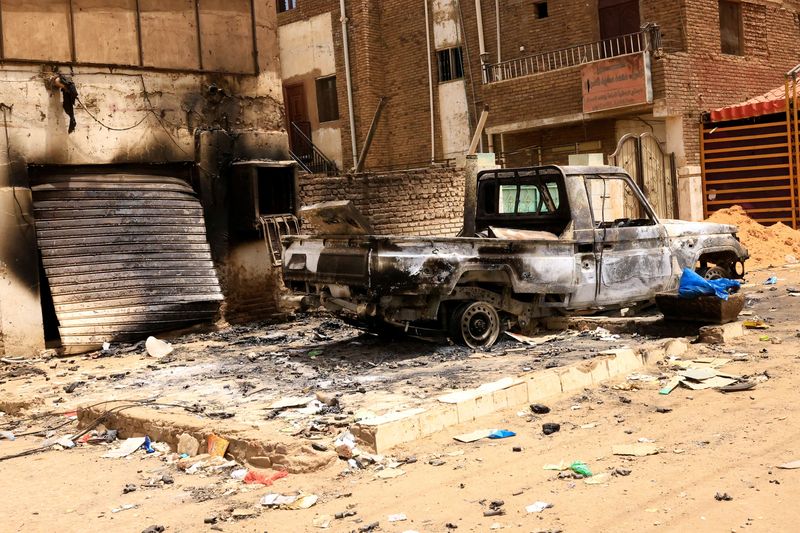 © Reuters. سيارة محطمة ومبان متضررة في السوق المركزية خلال اشتباكات بين قوات الدعم السريع شبه العسكرية والجيش السوداني في الخرطوم بحري يوم 27 أبريل نيسان 2023. تصوير: محمد نور الدين عبد الله – رويترز.